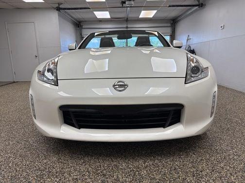 Pearl White 2016 Nissan 370Z Touring
