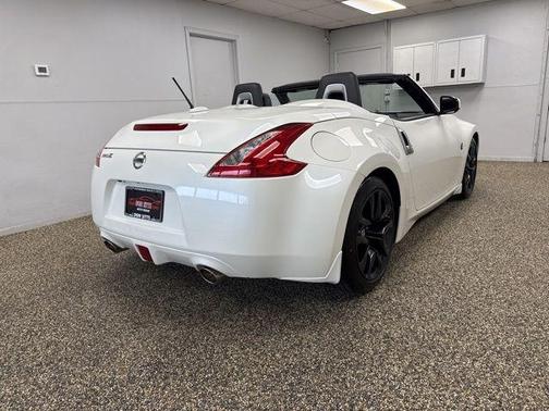 Pearl White 2016 Nissan 370Z Touring