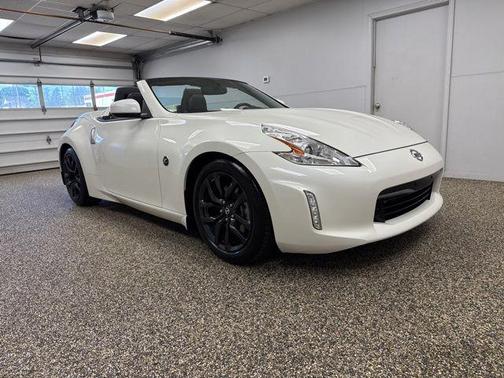 Pearl White 2016 Nissan 370Z Touring