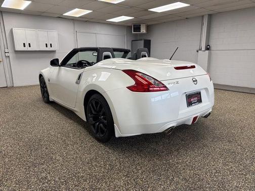 Pearl White 2016 Nissan 370Z Touring
