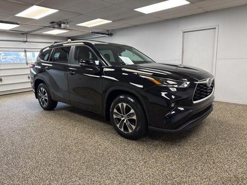 Midnight Black Metallic 2023 Toyota Highlander XLE