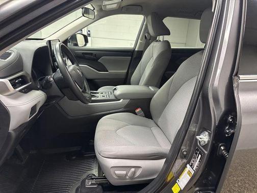 Magnetic Gray Metallic 2022 Toyota Highlander LE