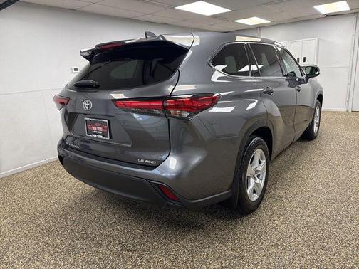 Magnetic Gray Metallic 2022 Toyota Highlander LE