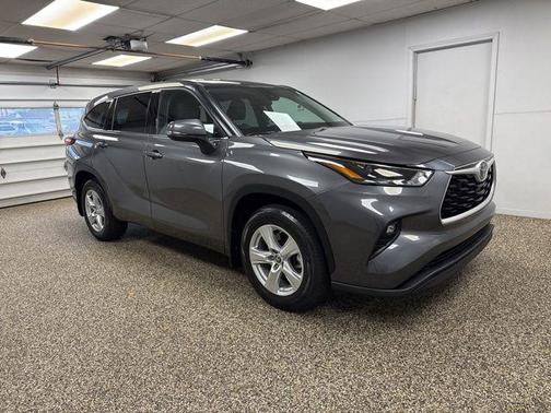 Magnetic Gray Metallic 2022 Toyota Highlander LE