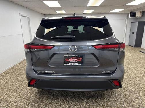 Magnetic Gray Metallic 2022 Toyota Highlander LE