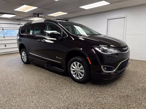 Dark Cordovan Pearlcoat 2018 Chrysler Pacifica Touring-L