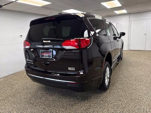 Dark Cordovan Pearlcoat 2018 Chrysler Pacifica Touring-L