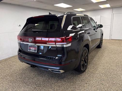 Deep Black Pearl 2024 Volkswagen Atlas 2.0T SE w/Technology