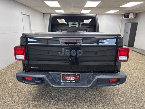 Black Clearcoat 2022 Jeep Gladiator Willys 4x4