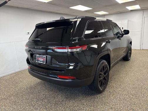 Diamond Black Crystal Pearlcoat 2024 Jeep Grand Cherokee Altitude