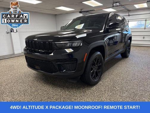 Diamond Black Crystal Pearlcoat 2024 Jeep Grand Cherokee Altitude