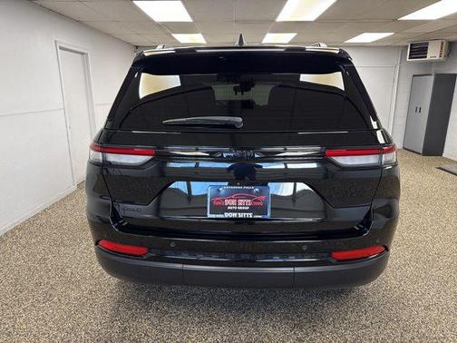 Diamond Black Crystal Pearlcoat 2024 Jeep Grand Cherokee Altitude