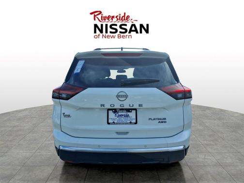 Everest White Pearl Tricoat 2026 Nissan Rogue Platinum