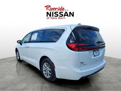 Bright White Clearcoat 2024 Chrysler Pacifica Touring L