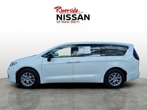 Bright White Clearcoat 2024 Chrysler Pacifica Touring L