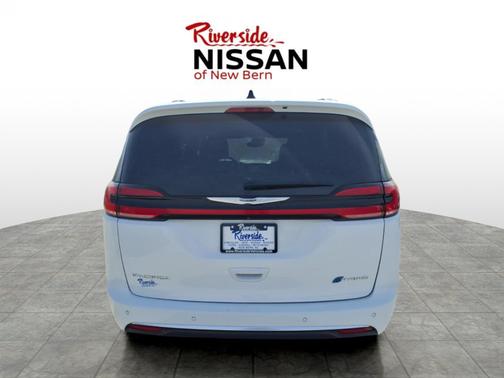 Bright White Clearcoat 2024 Chrysler Pacifica Hybrid Pinnacle
