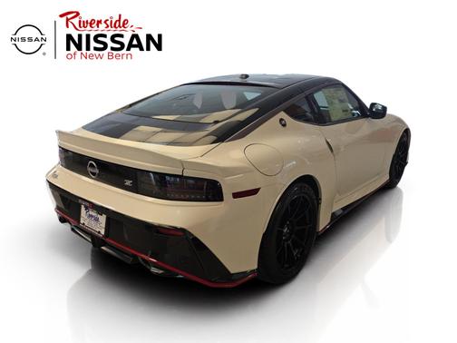 Pearl White/Super Black 2026 Nissan Z NISMO