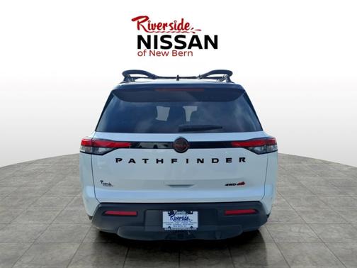 Everest White Pearl/Black 2026 Nissan Pathfinder Rock Creek