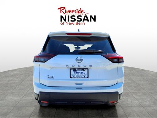 Everest White Pearl Tricoat 2026 Nissan Rogue SV