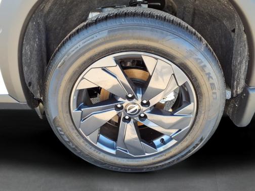 Everest White Pearl Tricoat 2026 Nissan Rogue SV