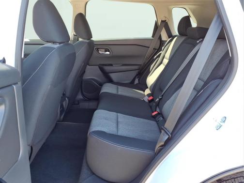 Everest White Pearl Tricoat 2026 Nissan Rogue SV