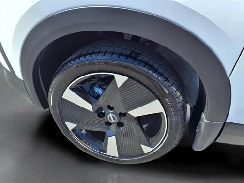 Aspen White Tricoat 2025 Nissan Kicks SR