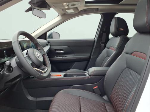 Aspen White Tricoat 2026 Nissan Kicks SR