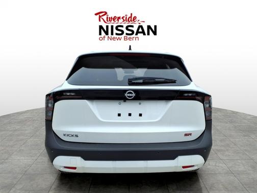 Aspen White Tricoat 2026 Nissan Kicks SR