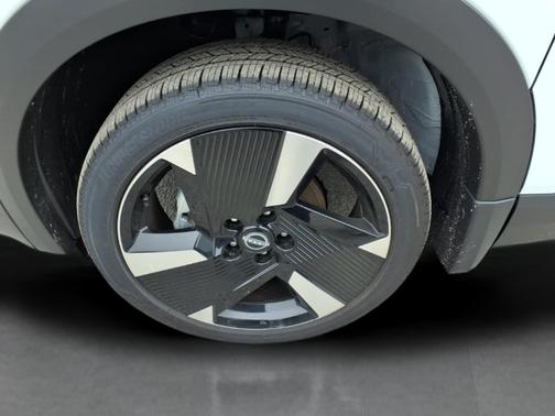 Aspen White Tricoat 2026 Nissan Kicks SR