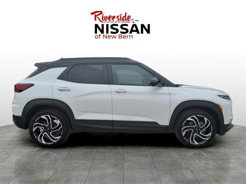 Iridescent Pearl Tricoat 2025 Chevrolet Trailblazer RS