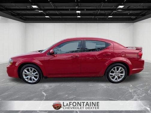 Red Line 2013 Dodge Avenger R/T