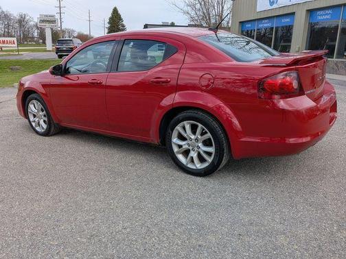 Red Line 2013 Dodge Avenger R/T