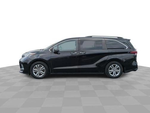 2022 Toyota Sienna XSE 7 Passenger