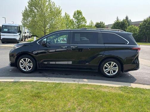 2022 Toyota Sienna XSE 7 Passenger