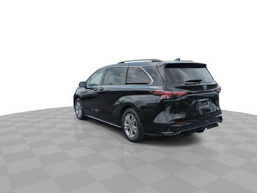 2022 Toyota Sienna XSE 7 Passenger