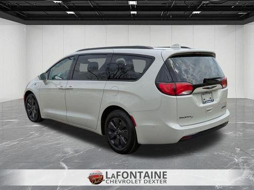 Luxury White Pearlcoat 2020 Chrysler Pacifica Hybrid Limited
