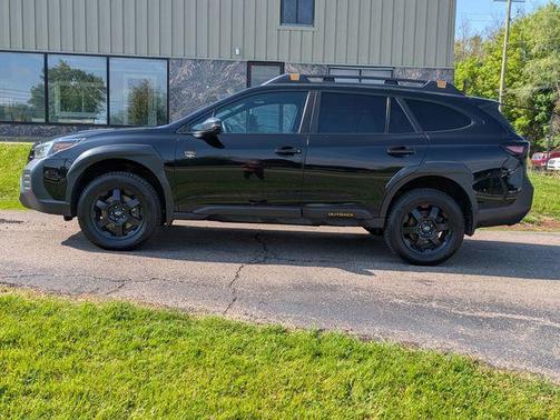Crystal Black Silica 2022 Subaru Outback Wilderness