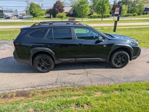 Crystal Black Silica 2022 Subaru Outback Wilderness