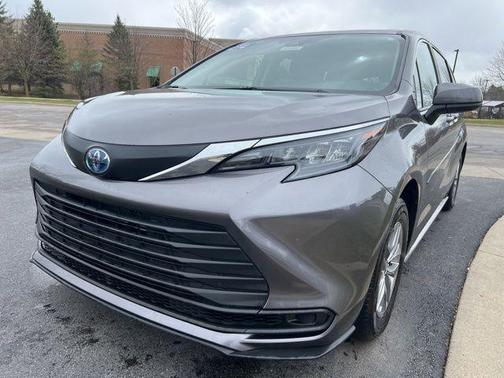2024 Toyota Sienna LE