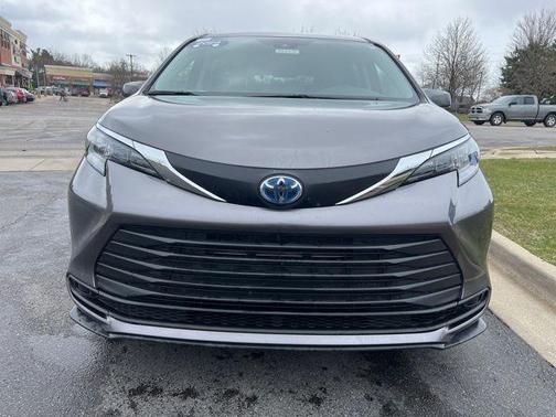2024 Toyota Sienna LE