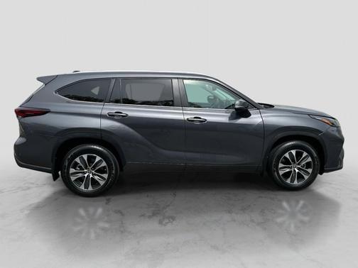 MAGNETIC GRAY MET 2024 Toyota Highlander XLE