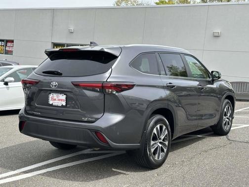 MAGNETIC GRAY MET 2024 Toyota Highlander XLE