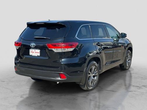 MIDNIGHT BLACK ME 2017 Toyota Highlander LE