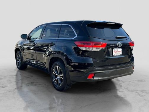 MIDNIGHT BLACK ME 2017 Toyota Highlander LE