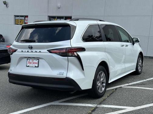 2022 Toyota Sienna XLE