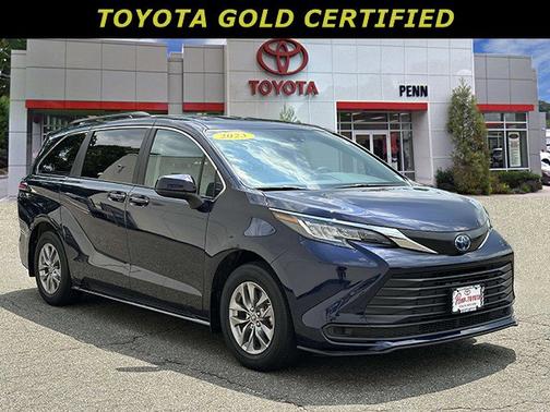 2023 Toyota Sienna LE