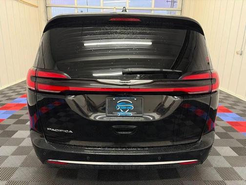 Diamond Black Crystal Pearlcoat 2024 Chrysler Pacifica Touring L