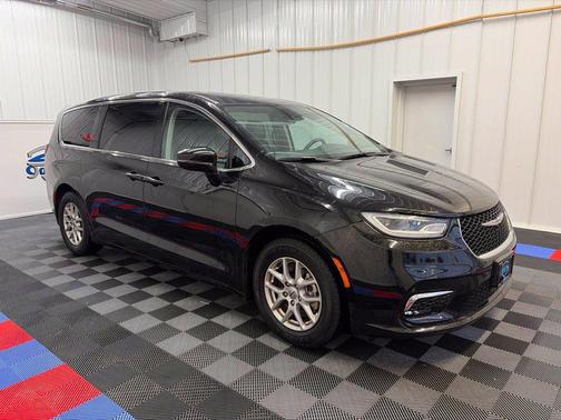 Diamond Black Crystal Pearlcoat 2024 Chrysler Pacifica Touring L