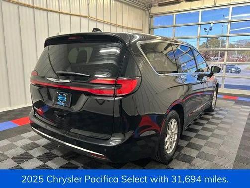 Diamond Black Crystal Pearlcoat 2025 Chrysler Pacifica L