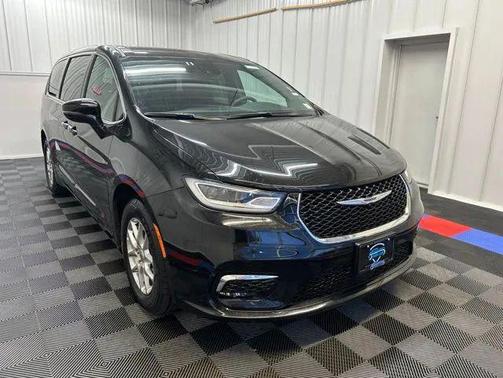 Diamond Black Crystal Pearlcoat 2025 Chrysler Pacifica L
